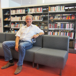 Der Chef der Städtischen Bibliotheken Professor Arend Flemming kämpft bei der Verwaltung darum, dass wieder Bücher, CDs und DVDs für die Bibliotheken angeschafft werden können. Normalerweise werden jährlich 10 Prozent der Altbestände einer Bibliothek gegen neue Medien ausgetauscht. Die Haushaltssperre macht das im Moment unmöglich. Das betrifft auch die 7-Tage-Bibliothek in der Südvorstadt. Foto: Ralf Richter