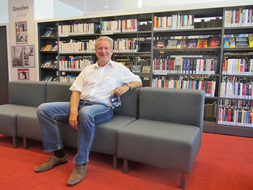 Der Chef der Städtischen Bibliotheken Professor Arend Flemming kämpft bei der Verwaltung darum, dass wieder Bücher, CDs und DVDs für die Bibliotheken angeschafft werden können. Normalerweise werden jährlich 10 Prozent der Altbestände einer Bibliothek gegen neue Medien ausgetauscht. Die Haushaltssperre macht das im Moment unmöglich. Das betrifft auch die 7-Tage-Bibliothek in der Südvorstadt. Foto: Ralf Richter