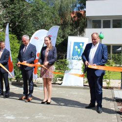 Zur offiziellen Einweihung des ersten fertigen Wohngebäudes griffen WiD-Chef Steffen Jäckel (2. v. l.), Staatsminister Thomas Schmidt, Sozialbürgermeisterin Dr. Kristin Klaudia Kaufmann und Oberbürgermeister Dirk Hilbert zur Schere und schnitten das Absperrband durch.