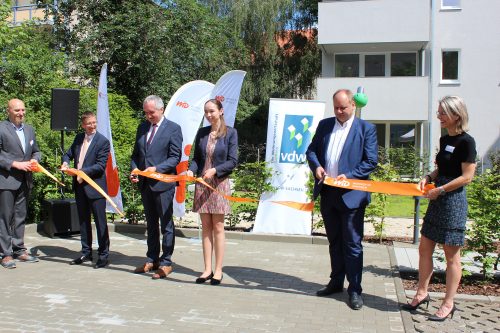 Zur offiziellen Einweihung des ersten fertigen Wohngebäudes griffen WiD-Chef Steffen Jäckel (2. v. l.), Staatsminister Thomas Schmidt, Sozialbürgermeisterin Dr. Kristin Klaudia Kaufmann und Oberbürgermeister Dirk Hilbert zur Schere und schnitten das Absperrband durch.