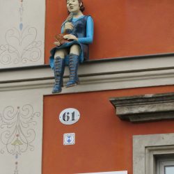 Ein lesendes Mädchen auf dem Sims zieht die Blicke der Passanten am Gebäude Österreicher Straße 61 auf sich. Hier hat die Bibliothek Laubegast ihr Zuhause. Foto: Pohl