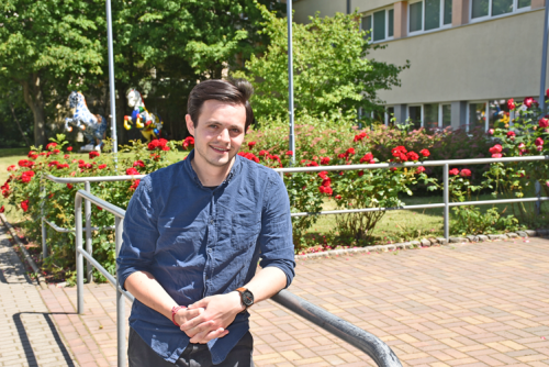 Matthias Kasper vor der 116. Oberschule in der Feuerbachstraße. Foto: Claudia Trache