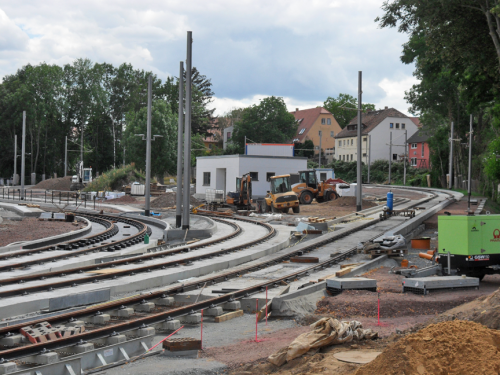 Rund 100 Meter vor der fast fertigen Wendeschleife Leutewitz war für die Straßenbahn am 12. Juli noch kein Weiterkommen. Foto: Steffen Dietrich