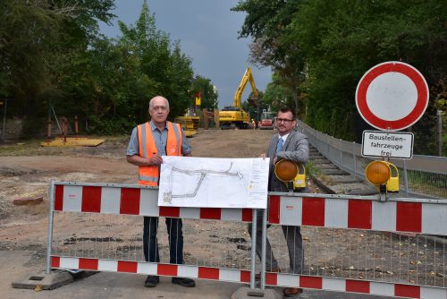 Dresdens Baubürgermeister Raoul Schmidt-Lamontain (r.) und Frank Hering, Sachgebietsleiter Bausteuerung im Straßen- und Tiefbauamt, vor dem ersten Bauabschnitt Altnaußlitz mit Blick in Richtung Saalhausener Straße.