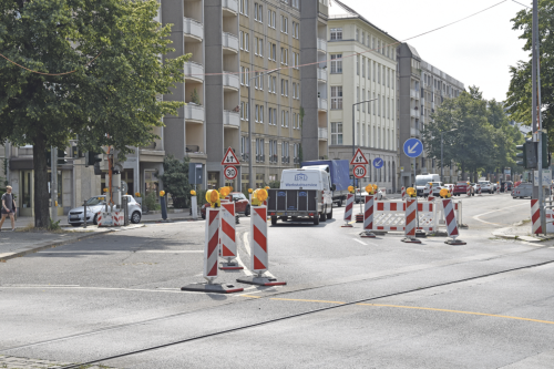 Die Albertstraße wird derzeit auf drei Fahrspuren zurückgebaut. Foto: Möller