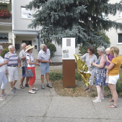 Am 21. August, zum 30. Jubiläum der Grundsteinlegung von Neugorbitz, wurde am Hauseingang Helbigsdorfer Weg 14 eine Schautafel zur „Bürgermeisterfichte“ von Gorbitz eingeweiht. Foto: Mathias Körner