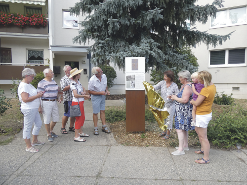 Am 21. August, zum 30. Jubiläum der Grundsteinlegung von Neugorbitz, wurde am Hauseingang Helbigsdorfer Weg 14 eine Schautafel zur „Bürgermeisterfichte“ von Gorbitz eingeweiht. Foto: Mathias Körner