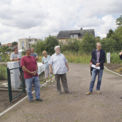 Vor-Ort-Termin anlässlich der offiziellen Übergabe von neuen Gartenflächen an der Vogelsteinstraße durch die Stadt an den Stadtverband „Dresdner Gartenfreunde e. V.“. Mit dabei: Lutz Vollmering, Vorsitzender des Kleingartenvereins „Reichsbahn Dresden-Süd“, Frank Hoffmann, 1. Vorsitzender des Stadtverbandes „Dresdner Gartenfreunde“ e. V., Dr. Robert Franke, Amtsleiter des Amtes für Wirtschaftsförderung, und der Amtsleiter des Amtes für Stadtgrün und Abfallwirtschaft, Detlef Thiel (v. l. n. r.). Foto: Steffen Dietrich