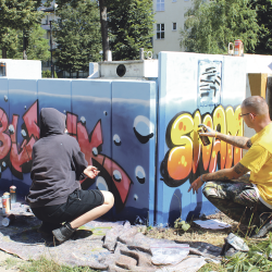 Sprühaktion: Sebastian Girbig (r.) verwandelte gemeinsam mit Jugendlichen den tristen Containerplatz. Foto: Pohl