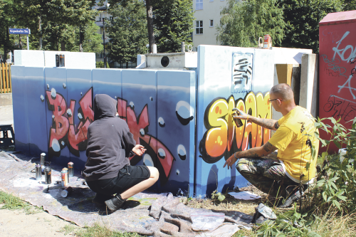 Sprühaktion: Sebastian Girbig (r.) verwandelte gemeinsam mit Jugendlichen den tristen Containerplatz. Foto: Pohl