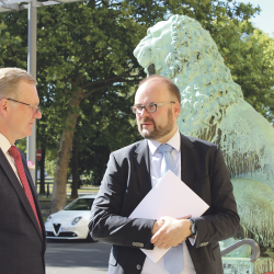 Kultusminister Christian Piwarz übergab Bürgermeister Detlef Sittel (l.) den Bescheid über die Fördermillionen. Foto: Pohl