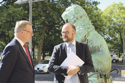 Kultusminister Christian Piwarz übergab Bürgermeister Detlef Sittel (l.) den Bescheid über die Fördermillionen. Foto: Pohl
