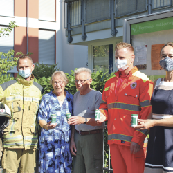 Am 12. August stellte Sozialbürgermeisterin Dr. Kristin Klaudia Kaufmann (r.) mit Hauptbrandmeister Andreas Grünberg (l.), Oberbrandmeister Frank Friedrich und dem Ehepaar Gründel die Notfalldose vor. Foto: Pohl