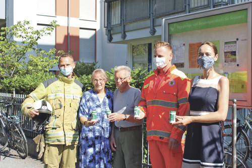 Am 12. August stellte Sozialbürgermeisterin Dr. Kristin Klaudia Kaufmann (r.) mit Hauptbrandmeister Andreas Grünberg (l.), Oberbrandmeister Frank Friedrich und dem Ehepaar Gründel die Notfalldose vor. Foto: Pohl