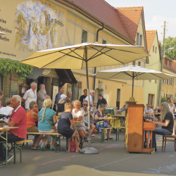 Unter freiem Himmel lässt es sich mit Abstand feiern. Dazu hatte der Inselfestverein eingeladen. Foto: Pohl