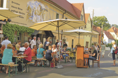 Unter freiem Himmel lässt es sich mit Abstand feiern. Dazu hatte der Inselfestverein eingeladen. Foto: Pohl