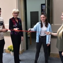 Beim traditionellen Banddurchschnitt: Mahmoud Darwish (13. Klasse), Schulleiterin Siri Leistner, Laila Pollack (13. Klasse) und Fachlehrerin Mandy Granzow (v. l. n. r.). Foto: Claudia Trache