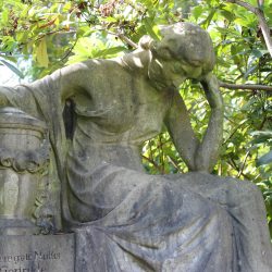 Skulptur auf dem Urnenhain in Tolkewitz. Foto: Pohl