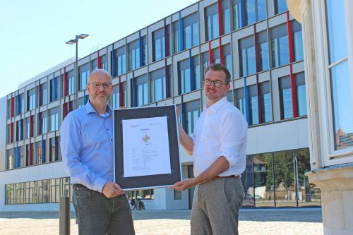 StESAD-Chef Axel Walther und Baubürgermeister Raoul Schmidt-Lamontain (r.) sind stolz auf die Auszeichnung für das nachhaltige Bauen für den Schulcampus Tolkewitz. Foto: Pohl