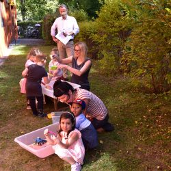 Erzieherin Diana Hille (vorn) und Ashlee Gray kümmern sich in der Kita Finsterwalder Straße liebevoll um die Kleinen. Foto: Trache