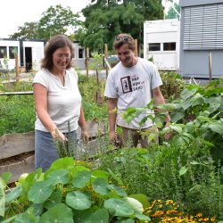 Katrin Bicher und Handwerkslehrer Konstantin Jahn im Schulgarten vor einem der Hochbeete.