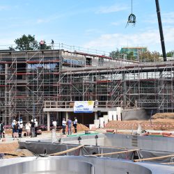 Der Rohbau des neuen Kombibades in Prohlis ist fertig. Zum Richtfest am 20. August waren zahlreiche Gäste gekommen.