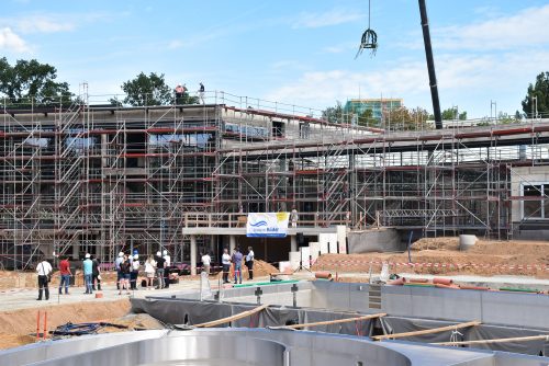 Der Rohbau des neuen Kombibades in Prohlis ist fertig. Zum Richtfest am 20. August waren zahlreiche Gäste gekommen.
