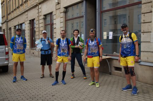 Akteure der Aktion RUN & GONE am Startpunkt der Löbtauer Beratungsstelle der Radebeuler Sozialprojekte GmbH (RASOP) auf der Freiberger Straße 122: Roberto Füger, Erlebnispädagoge Nico Darwish-Müller, Jörg Fischer, RASOP-Mitarbeiterin Lena Kandler, Reno Werner, Suchttherapeut Jörg Leschke (v. l. n. r.). Foto: S. Dietrich