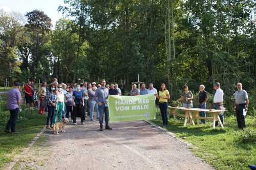 Unterstützer der Bürgerinitiative »Ein Wald für Cottas Klima« informierten am 3. September 2020 vor Ort mit einem Infostand über ihre Ziele. Foto: Steffen Dietrich