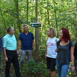 Stadtbezirksamtsleiter André Barth (2. v. l.) bei seiner Tour. Foto: m-r.