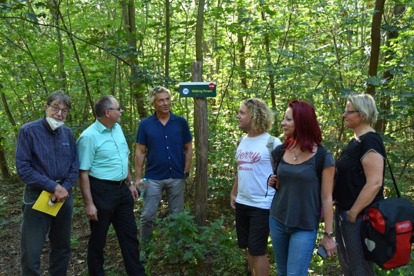 Stadtbezirksamtsleiter André Barth (2. v. l.) bei seiner Tour. Foto: m-r.