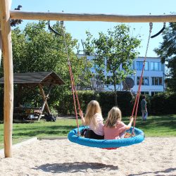 Bis Ende Oktober lädt der Schulhof der Montessorischule Huckepack an den Wochenenden auch die Kinder aus der Nachbarschaft zum Spielen ein. Foto: Pohl