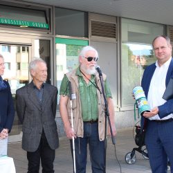 Stellvertretend für das Redaktionsteam überreichten Karin Großmann, Helmut Pruggmayer und Dr. Peter Müller (v. l.) die Festschrift an Oberbürgermeister Dirk Hilbert. Er dankte allen Akteuren in Gruna für ihr Engagement um den sozialen Zusammenhalt im Stadtteil. Foto: Pohl