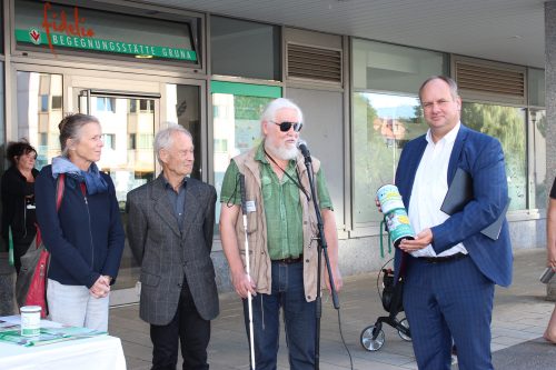 Stellvertretend für das Redaktionsteam überreichten Karin Großmann, Helmut Pruggmayer und Dr. Peter Müller (v. l.) die Festschrift an Oberbürgermeister Dirk Hilbert. Er dankte allen Akteuren in Gruna für ihr Engagement um den sozialen Zusammenhalt im Stadtteil. Foto: Pohl