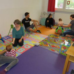 Zu den Räumen des Eltern-Kind-Büros in Gruna gehört ein Spielzimmer für die Kleinen, das natürlich auch Mama und Papa offensteht. Marianne Irmer (3. v. l.) und Marlene Knüpfer kümmern sich hier um die Kinder, wenn die Eltern nebenan ungestört arbeiten wollen. Foto: Pohl