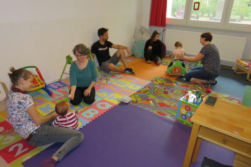 Zu den Räumen des Eltern-Kind-Büros in Gruna gehört ein Spielzimmer für die Kleinen, das natürlich auch Mama und Papa offensteht. Marianne Irmer (3. v. l.) und Marlene Knüpfer kümmern sich hier um die Kinder, wenn die Eltern nebenan ungestört arbeiten wollen. Foto: Pohl