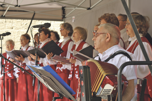 Der Ina-Chor begeisterte die Besucher beim Prohliser Herbstfest. Foto: Ziegner 