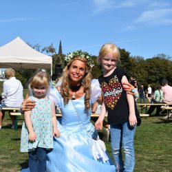 Alina mit zwei kleinen Fans: Das Bild täuscht. Social distancing war auch beim Kinderfest im Alaunpark ein wichtiges Kriterium. Foto: Möller