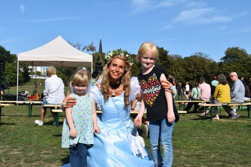 Alina mit zwei kleinen Fans: Das Bild täuscht. Social distancing war auch beim Kinderfest im Alaunpark ein wichtiges Kriterium. Foto: Möller