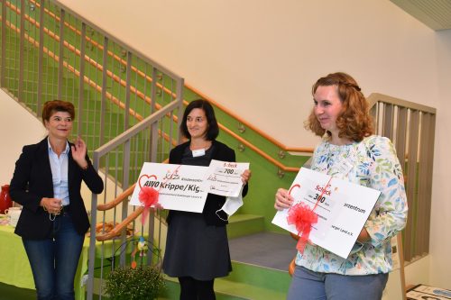 Sandra Reppe und Doreen Kurzendörfer hatten noch mehr als ohnehin schon allen Grund zur Freude. Britta Marschler (l.) brachte zur Eröffnung zwei Schecks mit. Foto: Möller