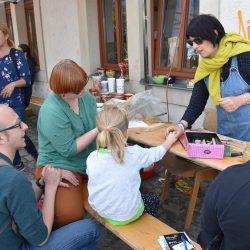 Mit voller Konzentration bei der Sache: Keramikflöten bauen am Stand von Elena Pagel. Foto: Möller