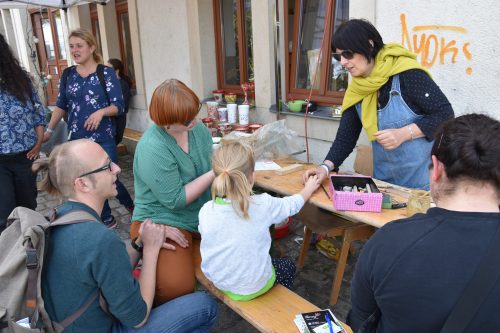 Mit voller Konzentration bei der Sache: Keramikflöten bauen am Stand von Elena Pagel. Foto: Möller