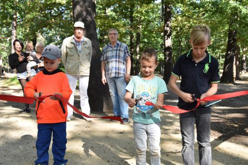 Jason, Fynn und Carl Luca (v. l.) war es vorbehalten, den Spielplatz zu eröffnen. Foto: Möller