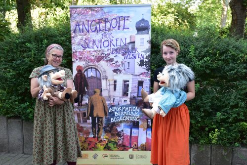 Iris Haubold mit Maskottchen August (im Bild links) und Julia Liebe mit Maskottchen Else, die bei Veranstaltungen immer dabei sind und oft als »Türöffner« für Gespräche mit Senioren dienen. Foto: Claudia Trache