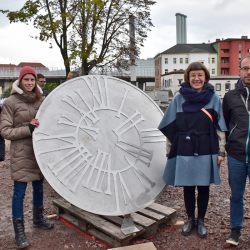 Sophia und Franziska Hoffmann mit ihrem Kunstobjekt „Quality Time“, rechts davon Ina Weise und Markus Große, deren „Weißerspitz“ im Hintergrund hinter dem Baum in der Mitte aufragt. Foto: C. Trache