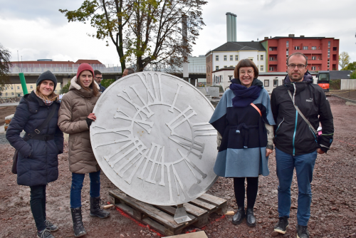 Sophia und Franziska Hoffmann mit ihrem Kunstobjekt „Quality Time“, rechts davon Ina Weise und Markus Große, deren „Weißerspitz“ im Hintergrund hinter dem Baum in der Mitte aufragt. Foto: C. Trache