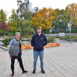 Luisa Kunath und Daniel Großer vom Projekt SafeDD am Amalie-Dietrich-Platz. Foto: Claudia Trache