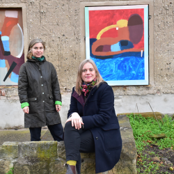 Kunst fürs Bürgerhaus: Wanja Saatkamp (r.), Leiterin des Montagscafés, und Quartiersmanagerin Katrin Lindner begrüßen das Projekt. Foto: Trache