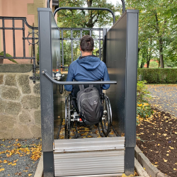 Bei Bedarf können Besucher jetzt per Lift barrierefrei in die Kapelle gelangen. Foto: Friedhof Leuben