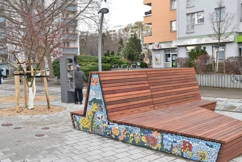 Auf dem Bönischplatz laden neue Sitzelemente zum Verweilen ein. Bunte Mosaiksteinchen geben den Bänken eine besondere Note. Foto: Trache